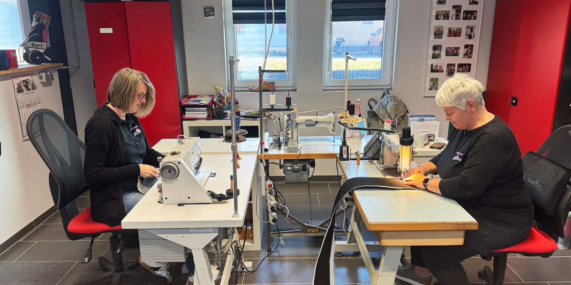 Mitarbeiterinnen nähen orthopädische Hilfsmittel an Industrienähmaschinen.
